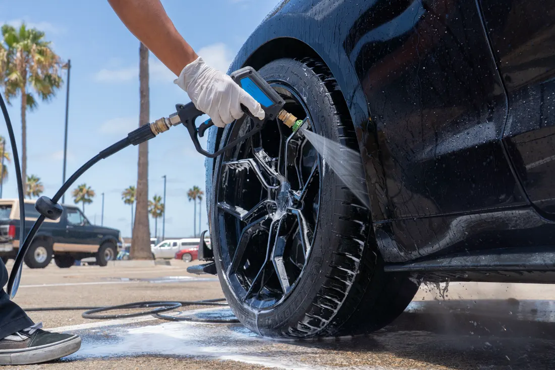 Pressure rinsing a wheel